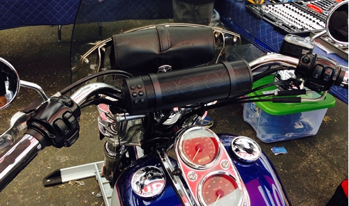 MUDHSB-B Motorcycle Bluetooth Sound Bar Installed on Dyna